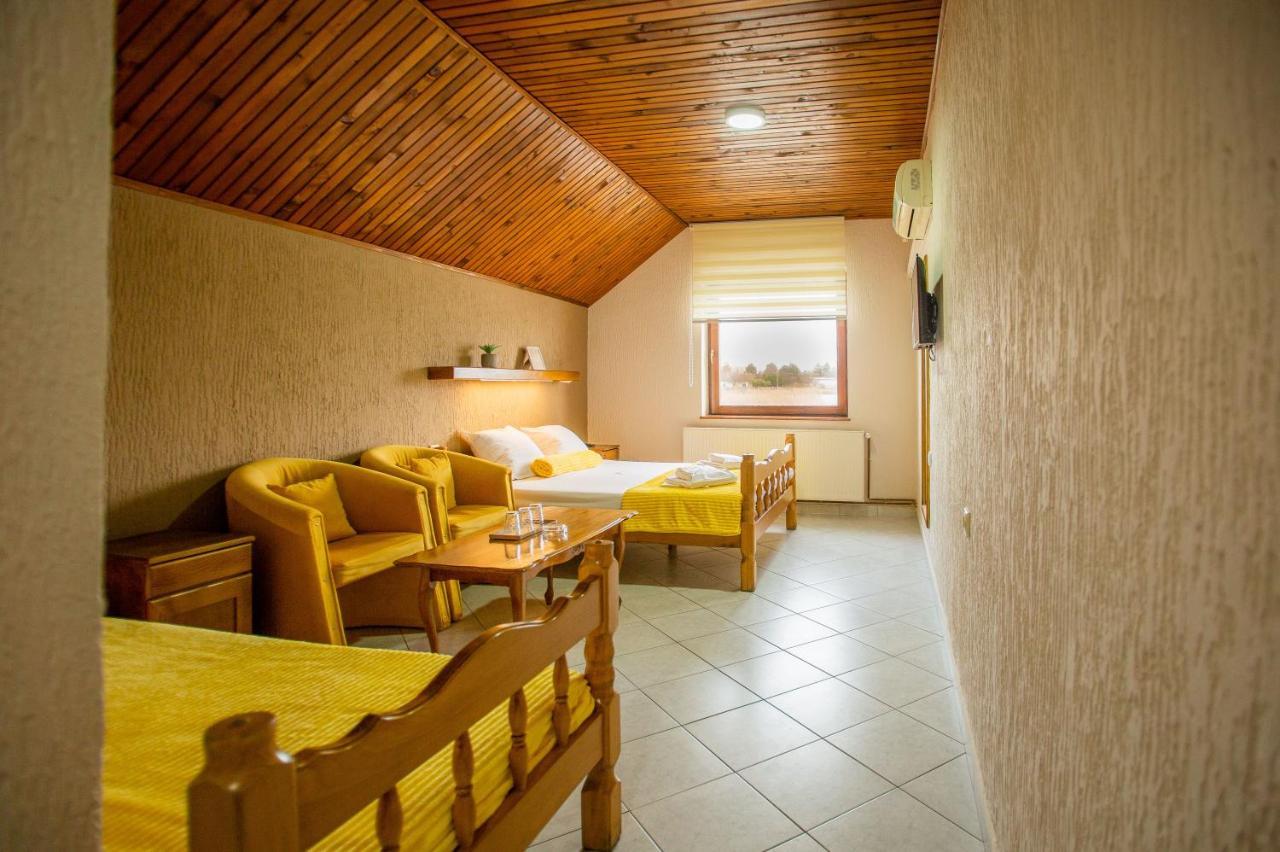 Guest House Vila Alexandar Palić Buitenkant foto