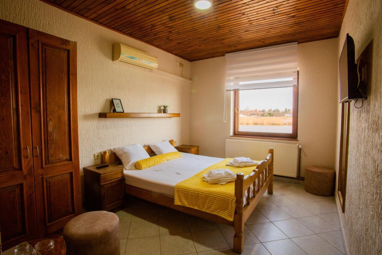 Guest House Vila Alexandar Palić Buitenkant foto