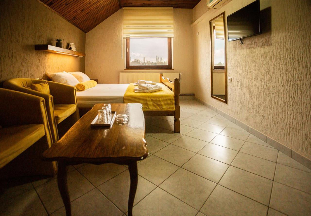 Guest House Vila Alexandar Palić Buitenkant foto