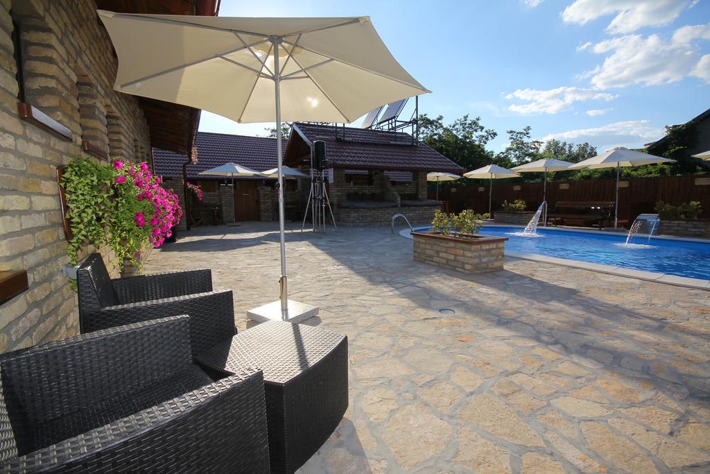 Guest House Vila Alexandar Palić Buitenkant foto