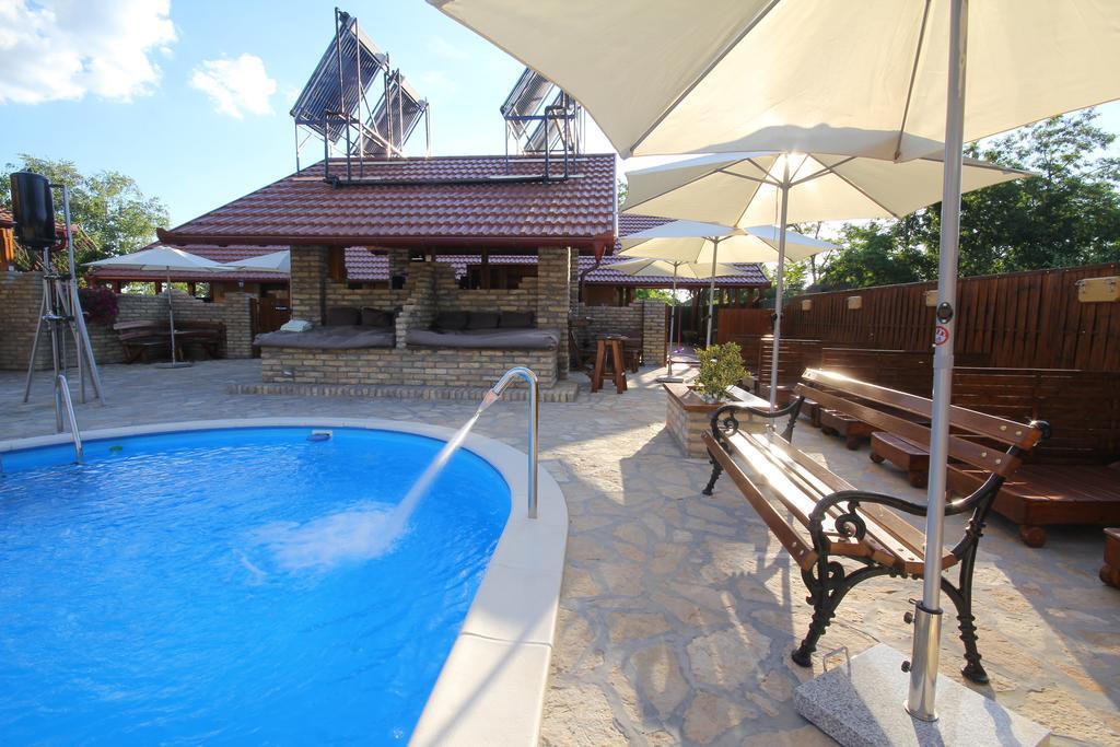Guest House Vila Alexandar Palić Buitenkant foto