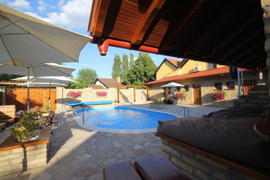 Guest House Vila Alexandar Palić Buitenkant foto